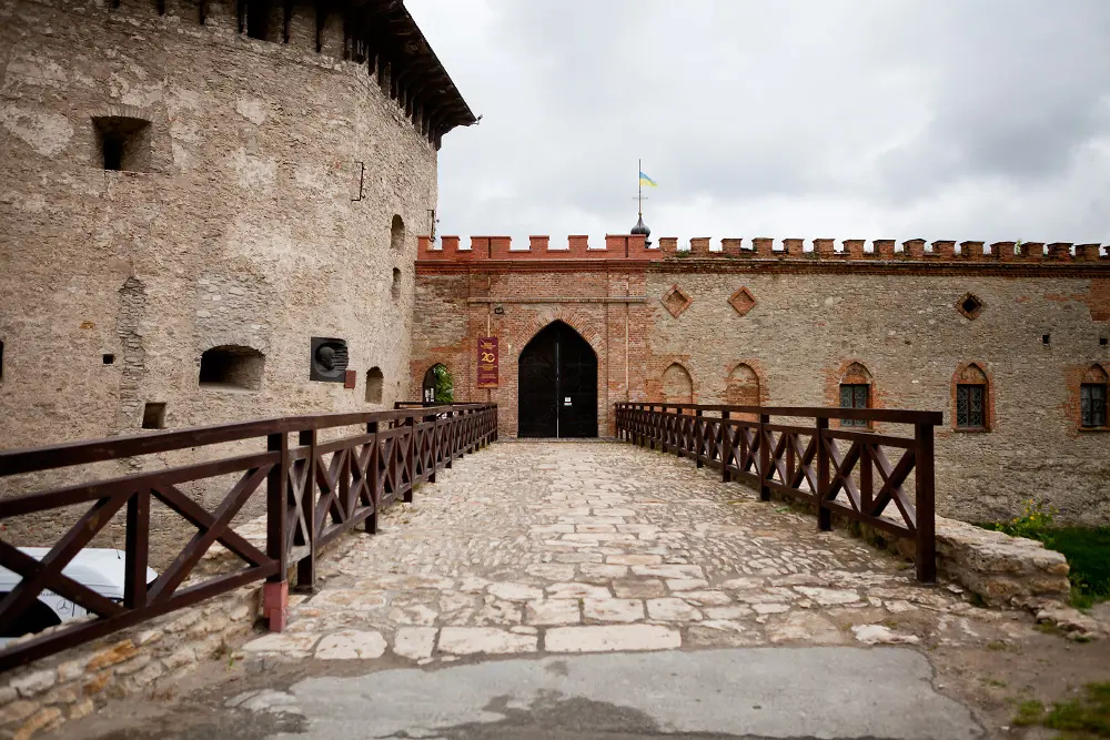 Вхід в Меджибіжзький замок